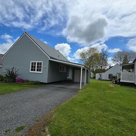 Huka Falls Resort Taupo Ngoại thất bức ảnh The new houses at the village