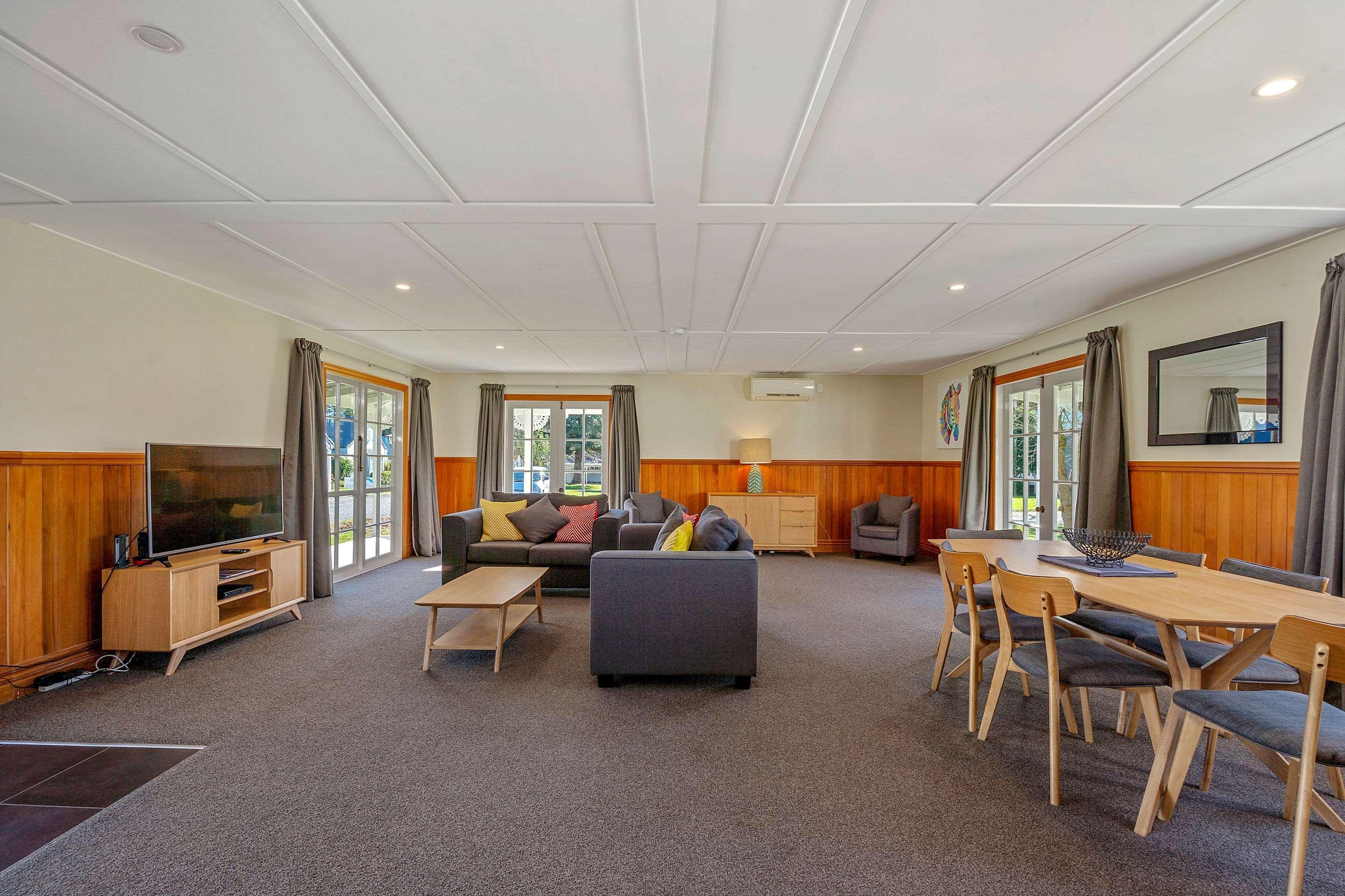 Huka Falls Resort Taupo Ngoại thất bức ảnh The common room at the University of Waikato's Melville Hall