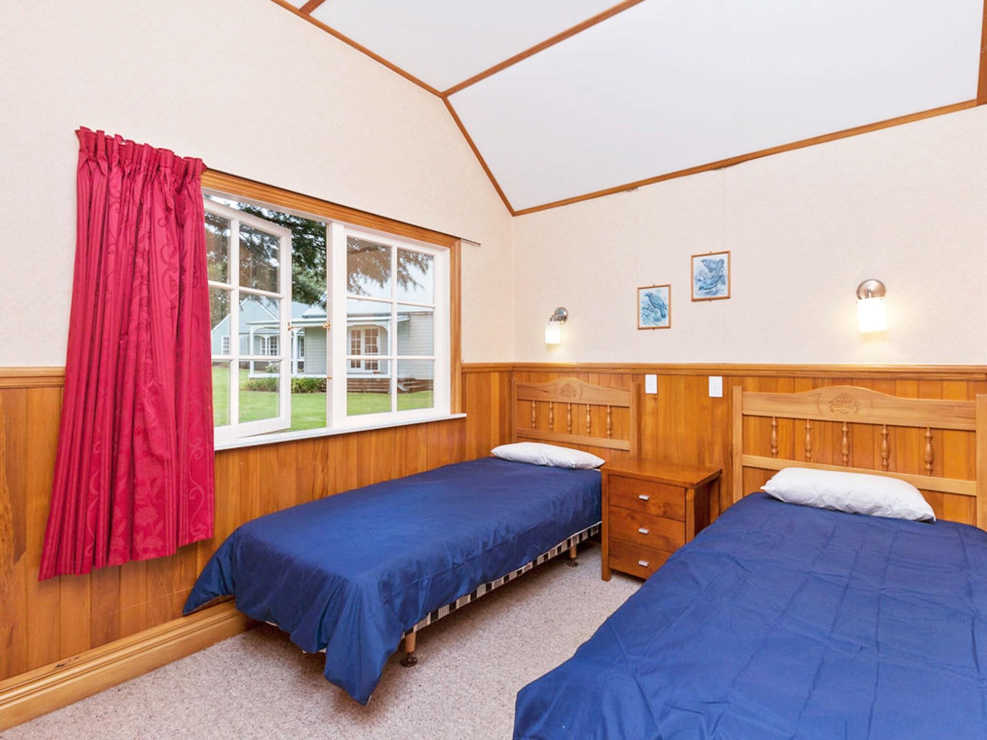 Huka Falls Resort Taupo Ngoại thất bức ảnh A typical bedroom at the lodge