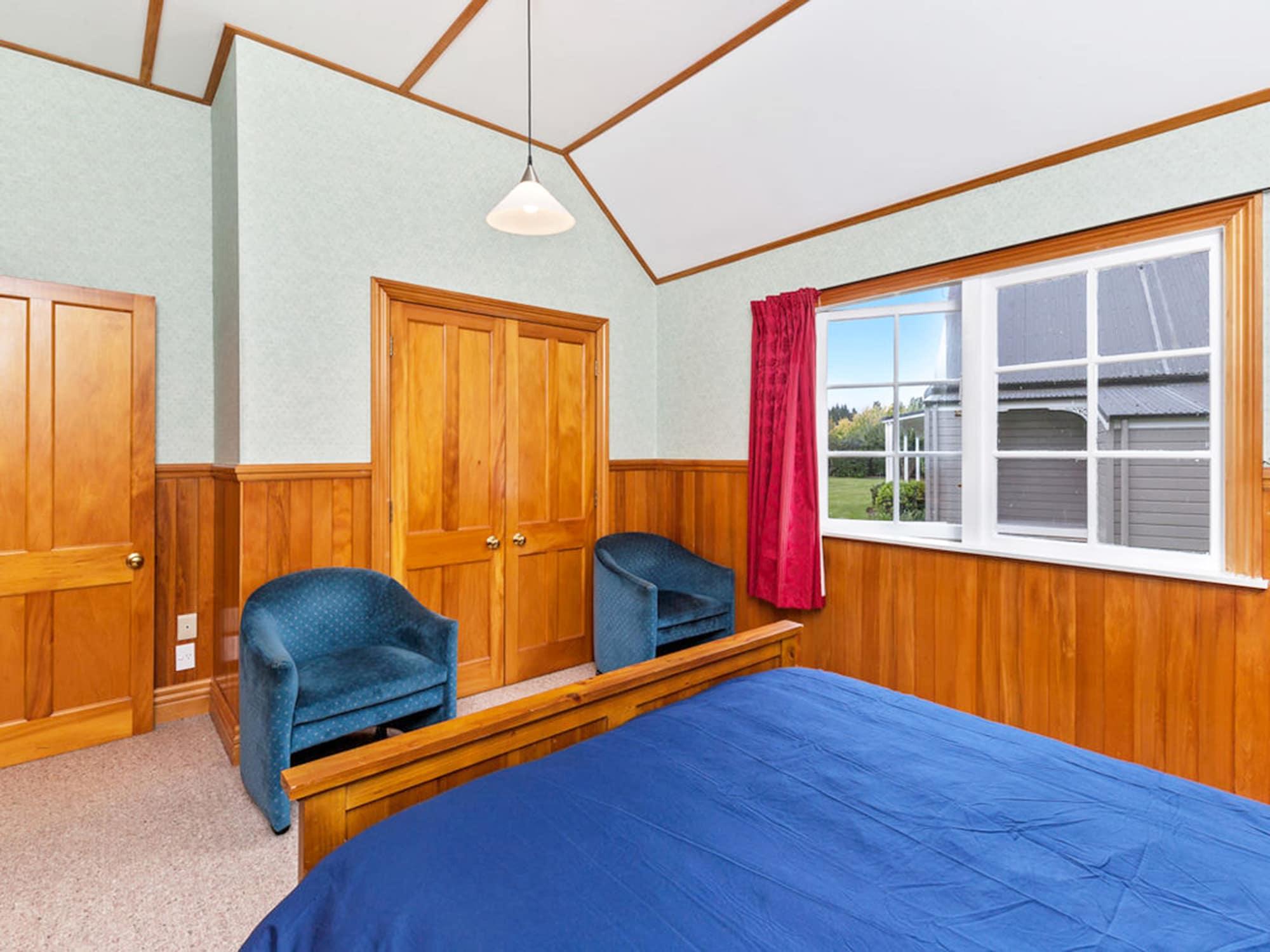 Huka Falls Resort Taupo Ngoại thất bức ảnh A bedroom with tongue-and-groove panelling