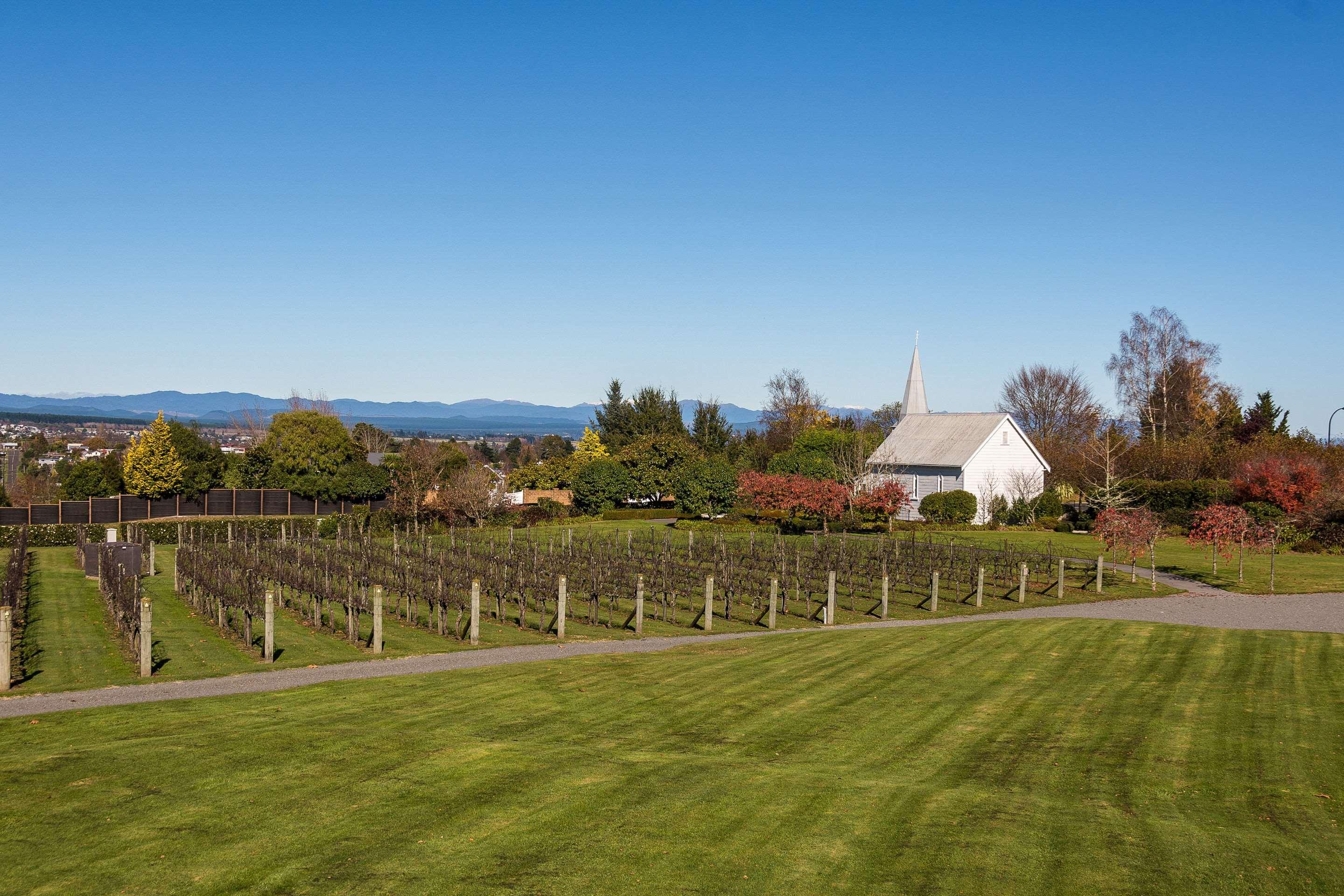 Huka Falls Resort Taupo Ngoại thất bức ảnh The church and the vineyard