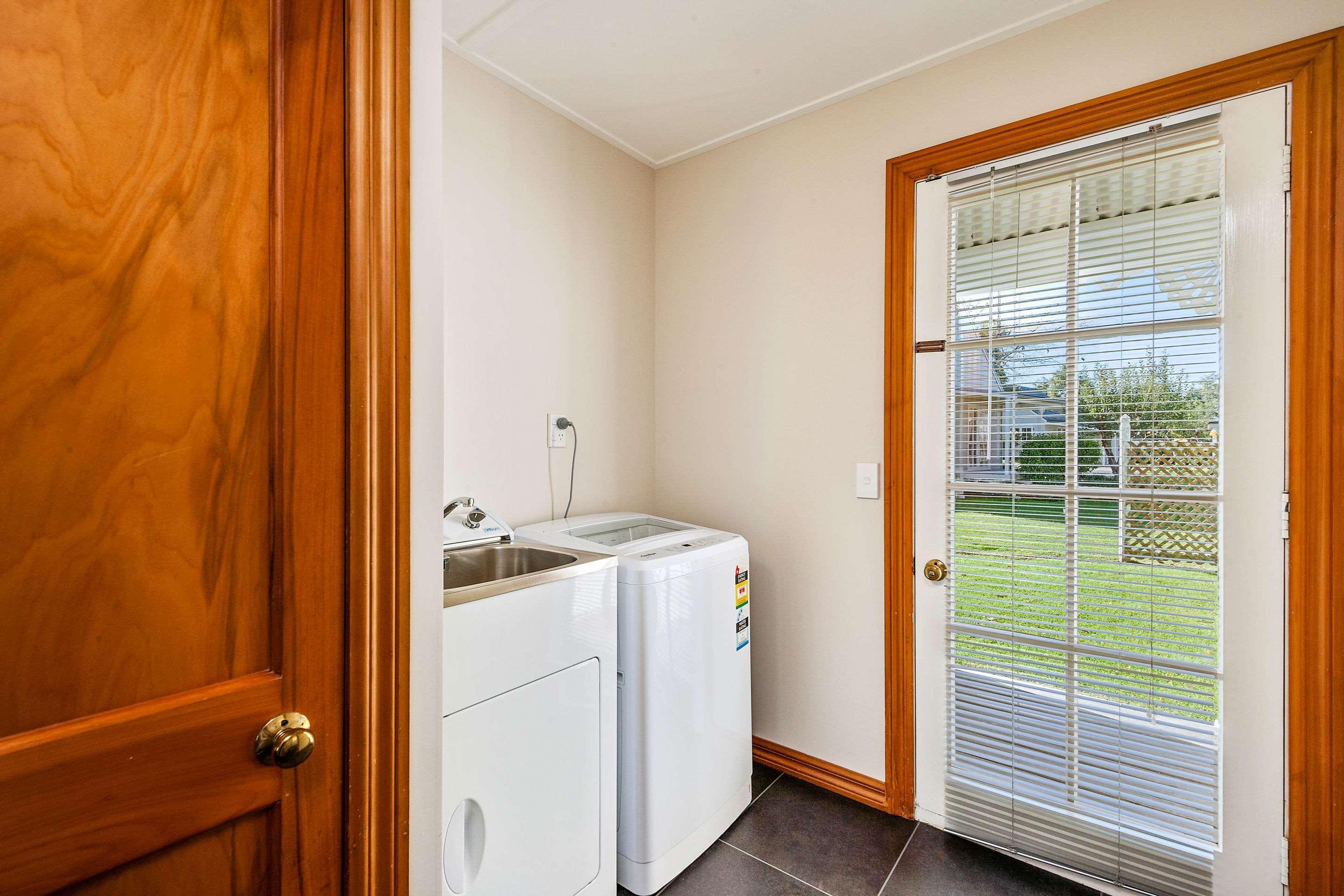 Huka Falls Resort Taupo Ngoại thất bức ảnh A laundry room in a house
