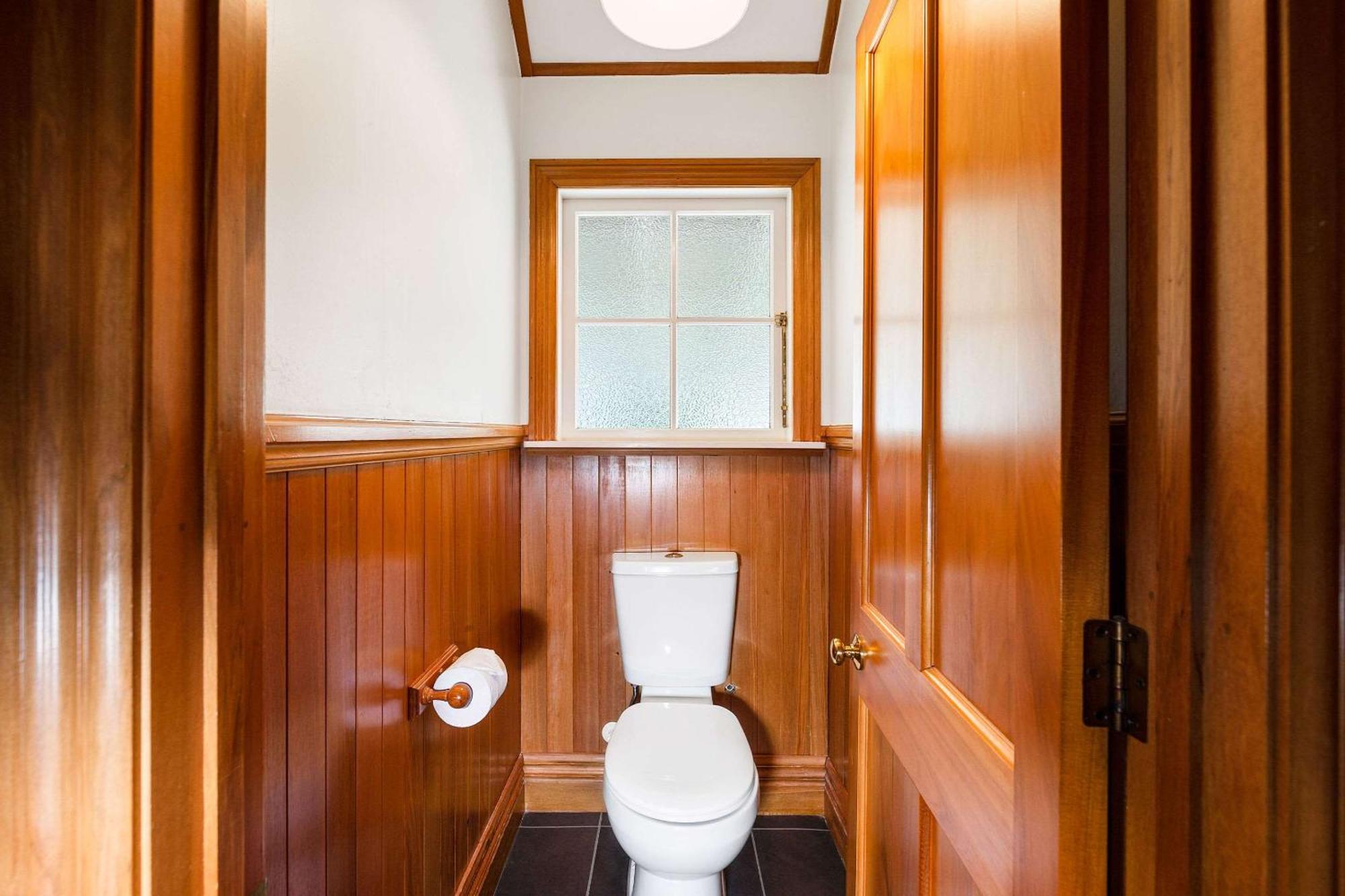 Huka Falls Resort Taupo Ngoại thất bức ảnh A toilet in a house