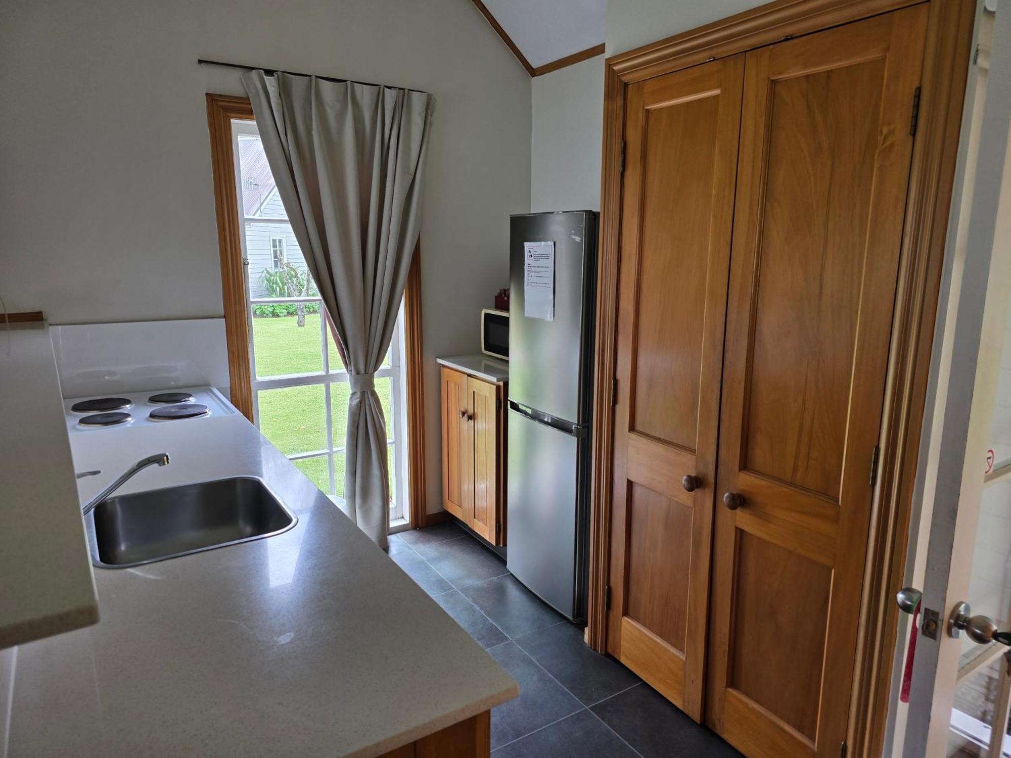 Huka Falls Resort Taupo Ngoại thất bức ảnh Kitchen in a typical one-bedroom apartment