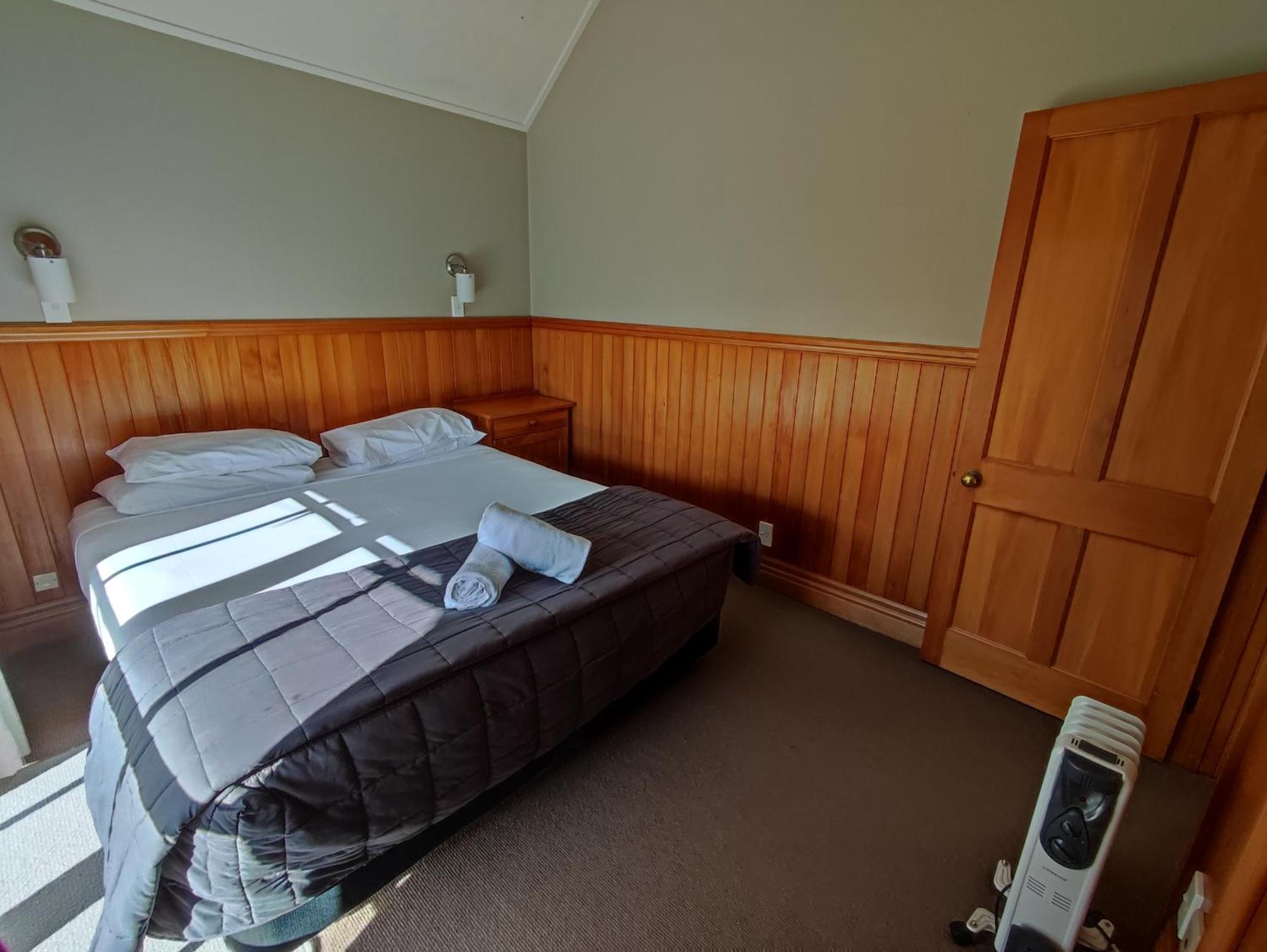 Huka Falls Resort Taupo Ngoại thất bức ảnh A bedroom in a motel