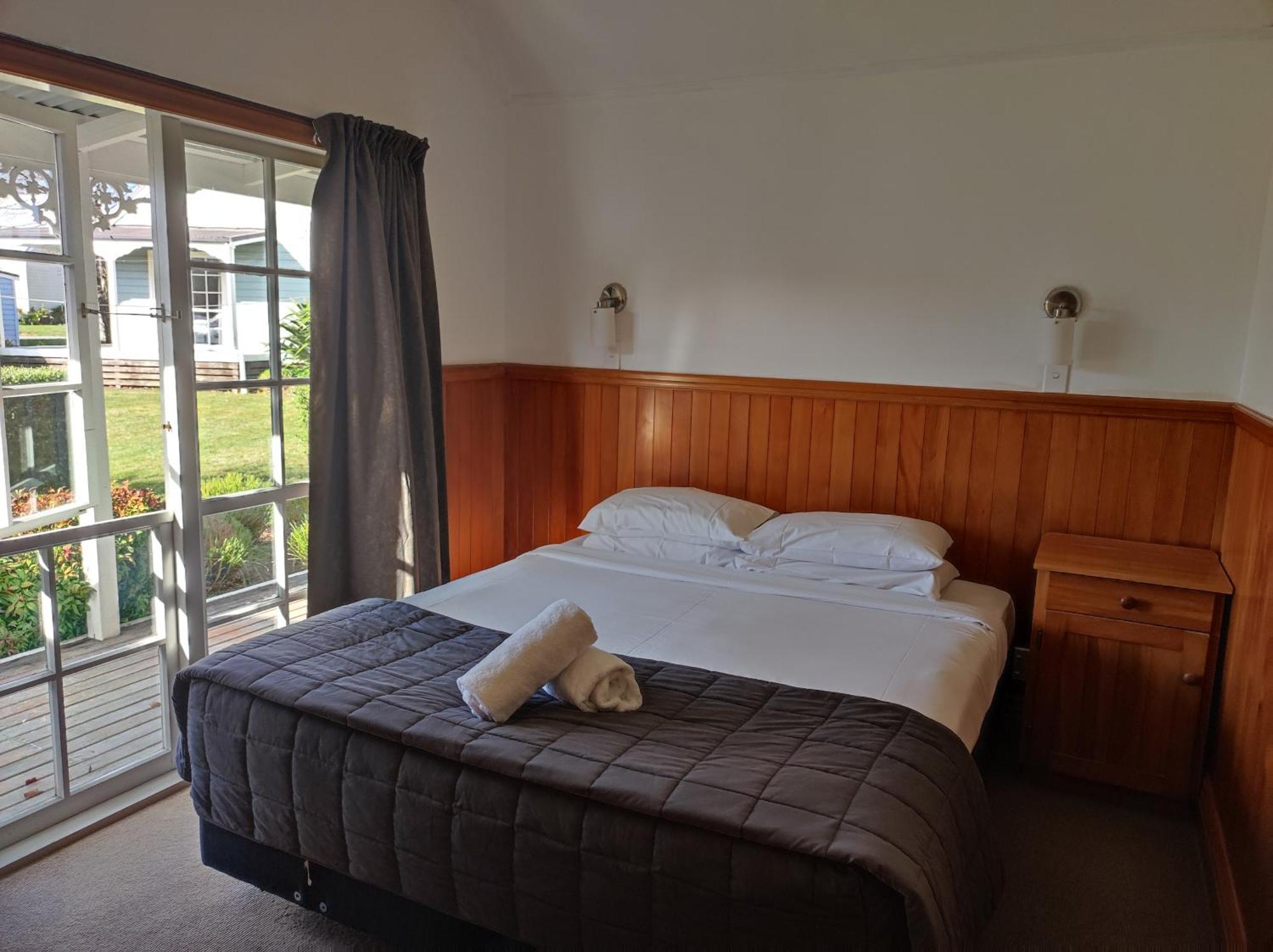 Huka Falls Resort Taupo Ngoại thất bức ảnh A bedroom in a motel