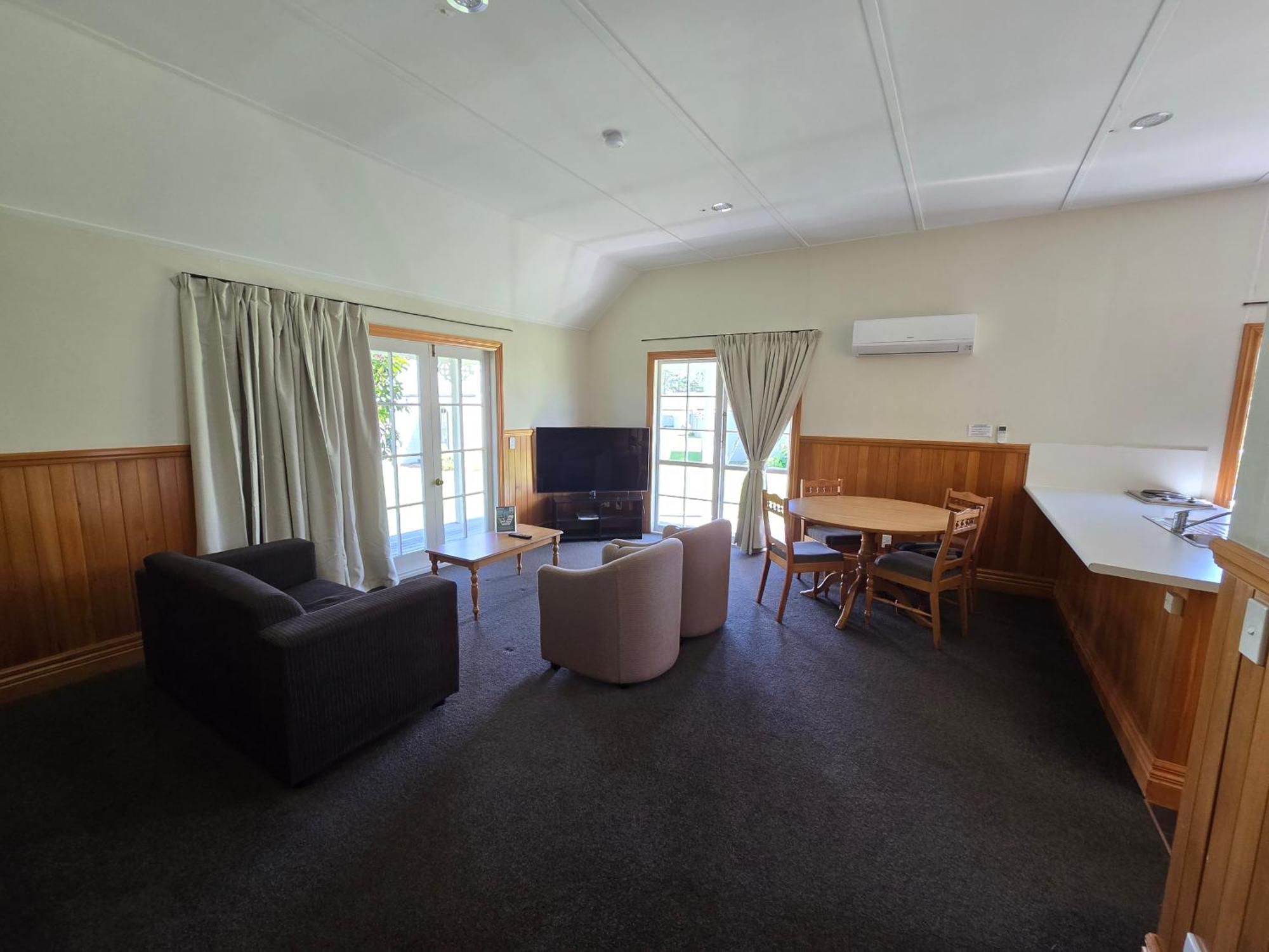 Huka Falls Resort Taupo Ngoại thất bức ảnh Living room of a two bedroom cottage