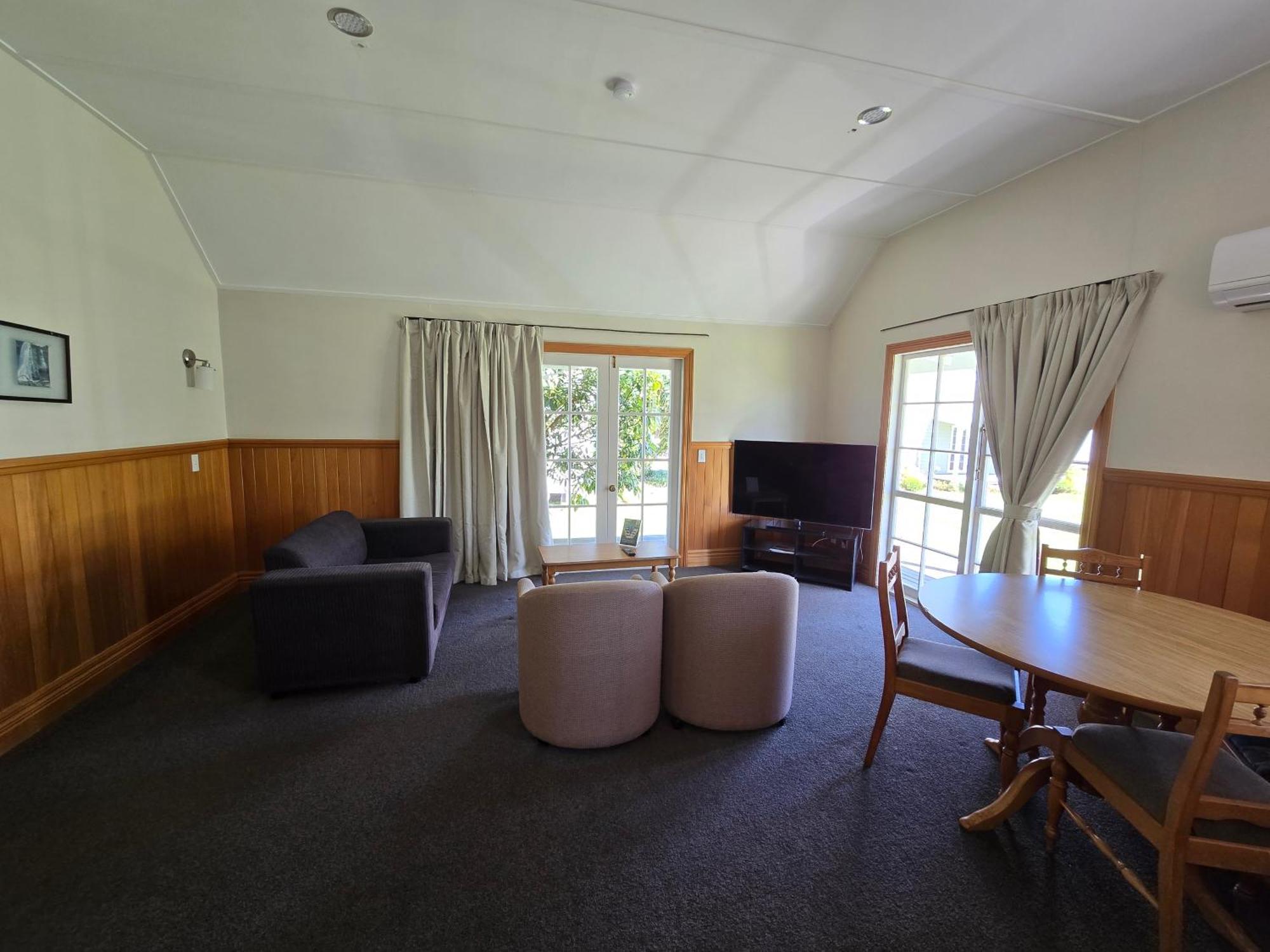 Huka Falls Resort Taupo Ngoại thất bức ảnh The lounge of a two-bedroom apartment at the hotel