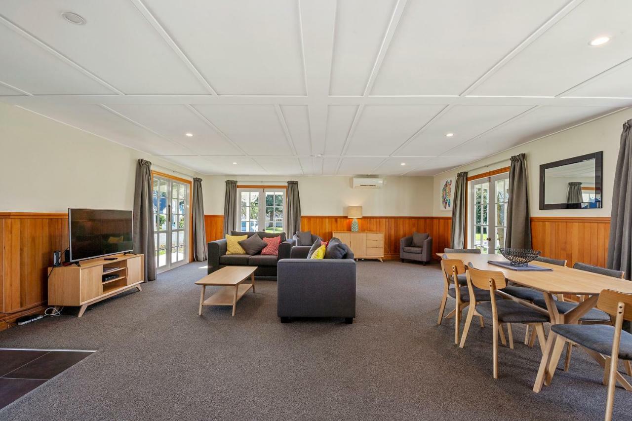 Huka Falls Resort Taupo Ngoại thất bức ảnh The common room at the University of Waikato's Melville Hall